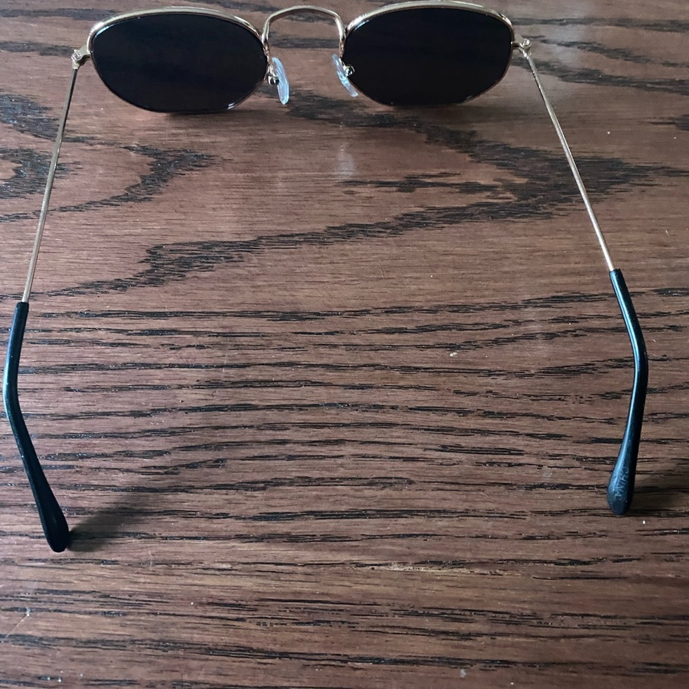 Stylish Black and Gold Sunglasses - Picture 3 of 3